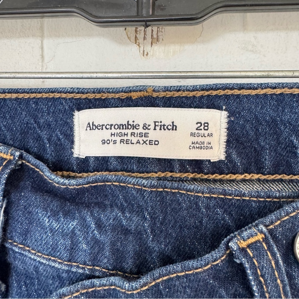 Abercrombie & Fitch High Rise 90’s Relaxed Dark Crossover Waistband size 28 NWT - Picture 10 of 11
